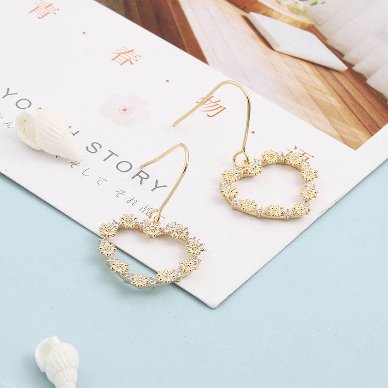 Light Luxury Fashion Heart-shaped Classic Earrings display picture 2
