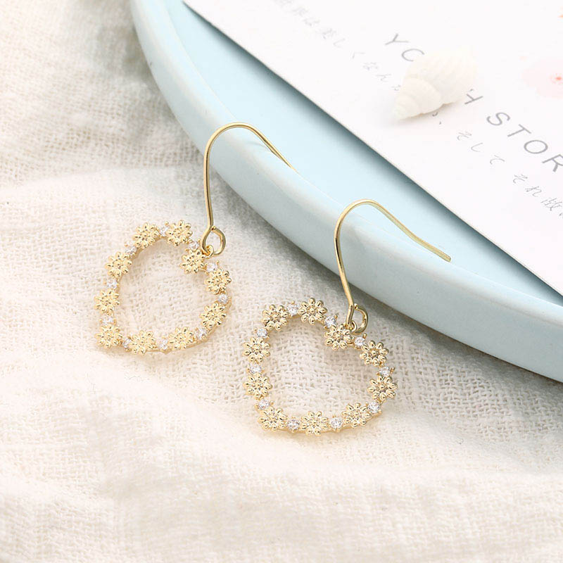 Light Luxury Fashion Heart-shaped Classic Earrings display picture 4