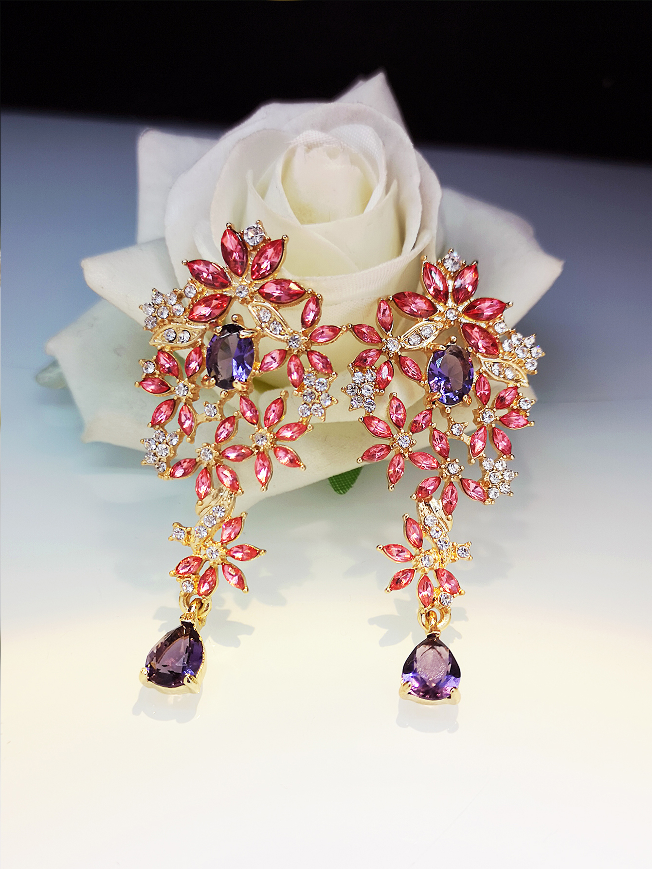 Boucles D&#39;oreilles En Zircon Avec Diamants Cloutés De Fleurs Creuses De Style Coréen display picture 1