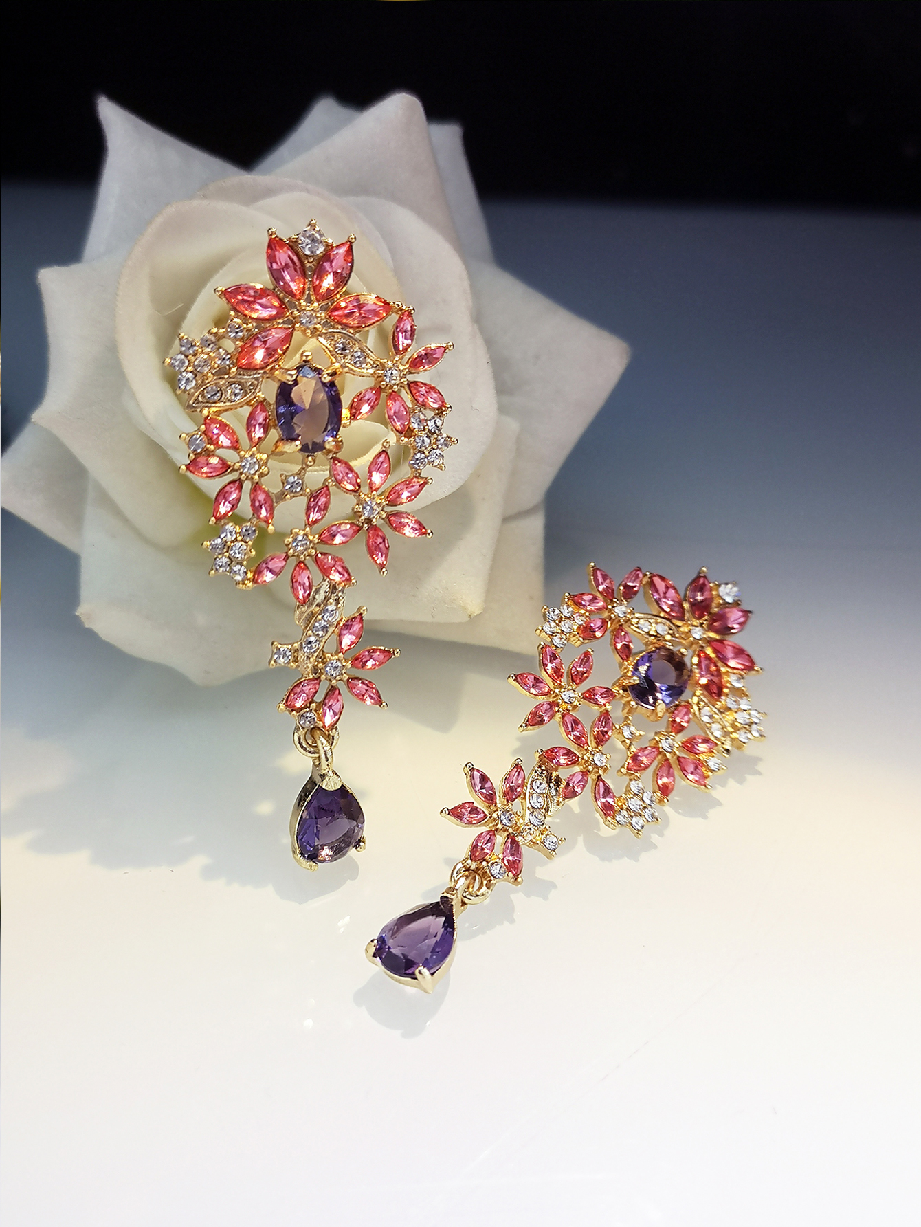 Boucles D&#39;oreilles En Zircon Avec Diamants Cloutés De Fleurs Creuses De Style Coréen display picture 2