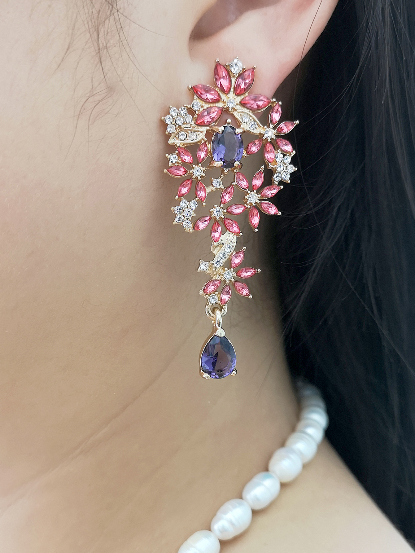 Boucles D&#39;oreilles En Zircon Avec Diamants Cloutés De Fleurs Creuses De Style Coréen display picture 4