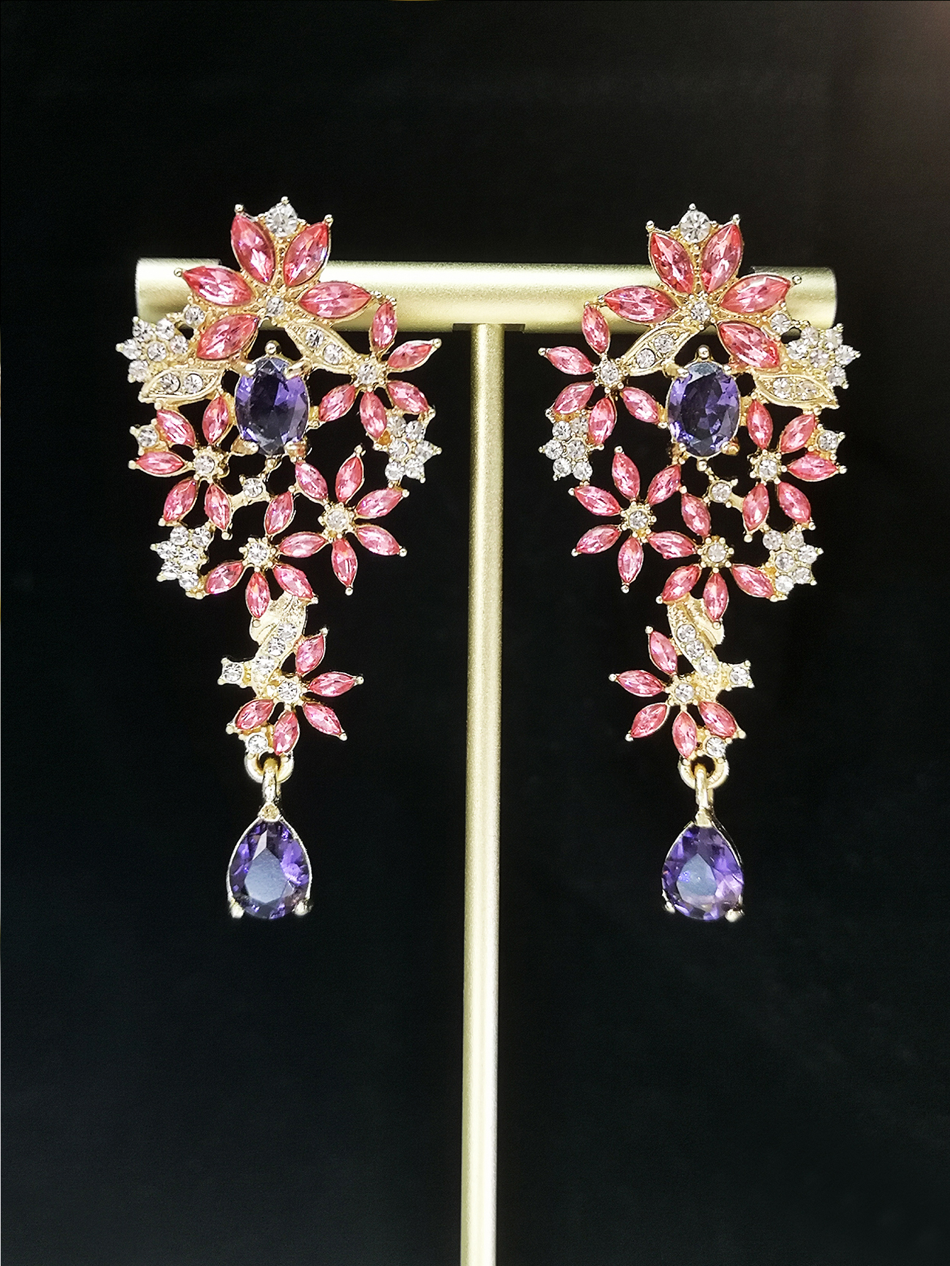 Boucles D&#39;oreilles En Zircon Avec Diamants Cloutés De Fleurs Creuses De Style Coréen display picture 5