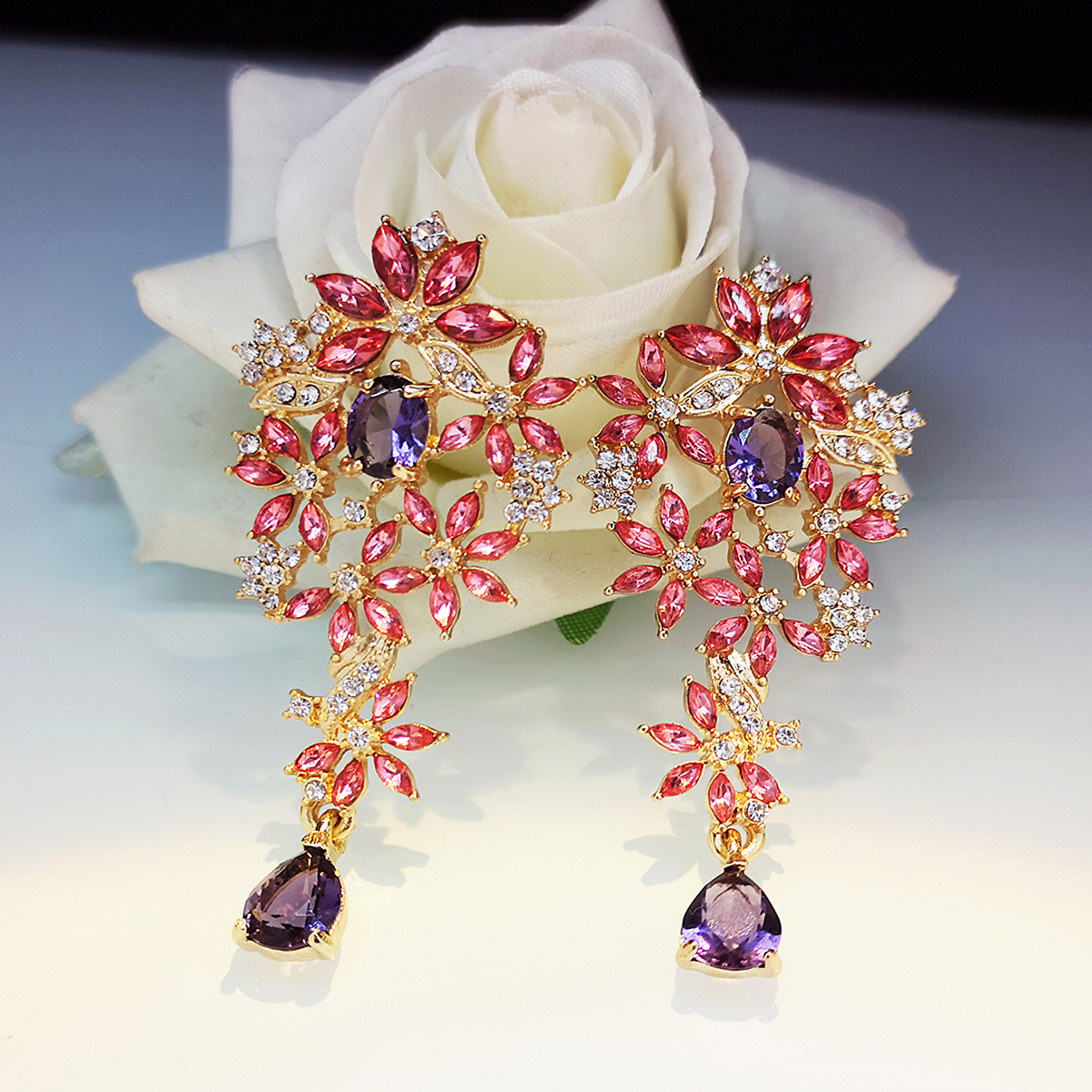 Boucles D&#39;oreilles En Zircon Avec Diamants Cloutés De Fleurs Creuses De Style Coréen display picture 6