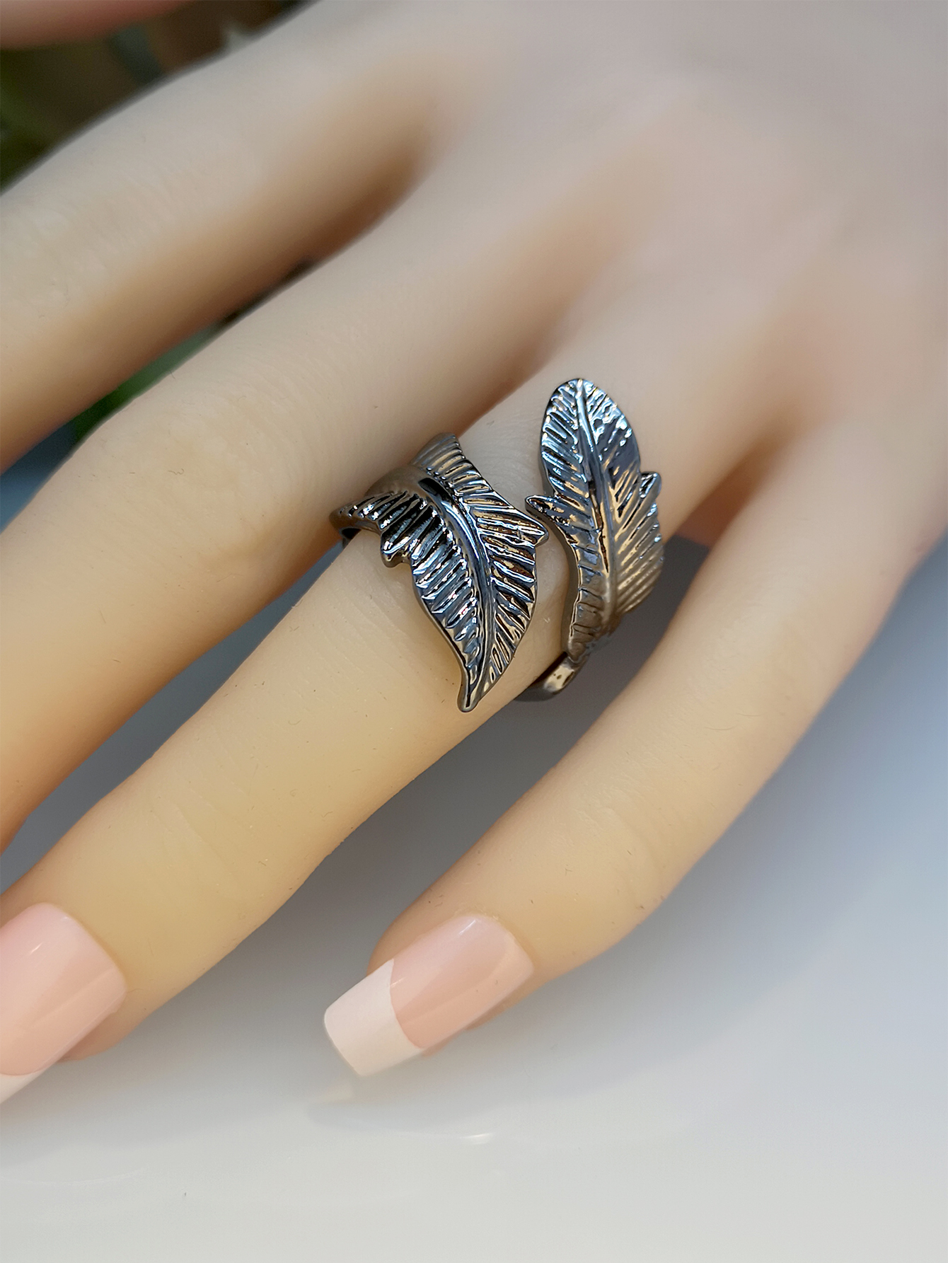Retro Embossed Tree Leaf Ring Bohemian Creative Leaf Ring display picture 4
