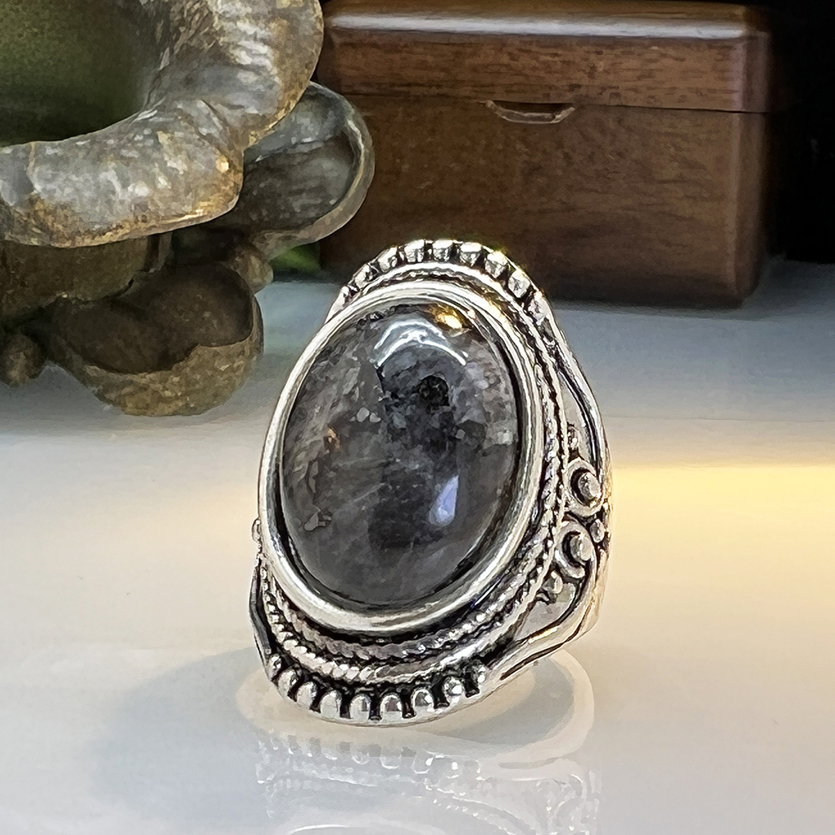 Retro Natural Stone Flash Stone Ring Ethnic Style Carved Exaggerated Ring display picture 1