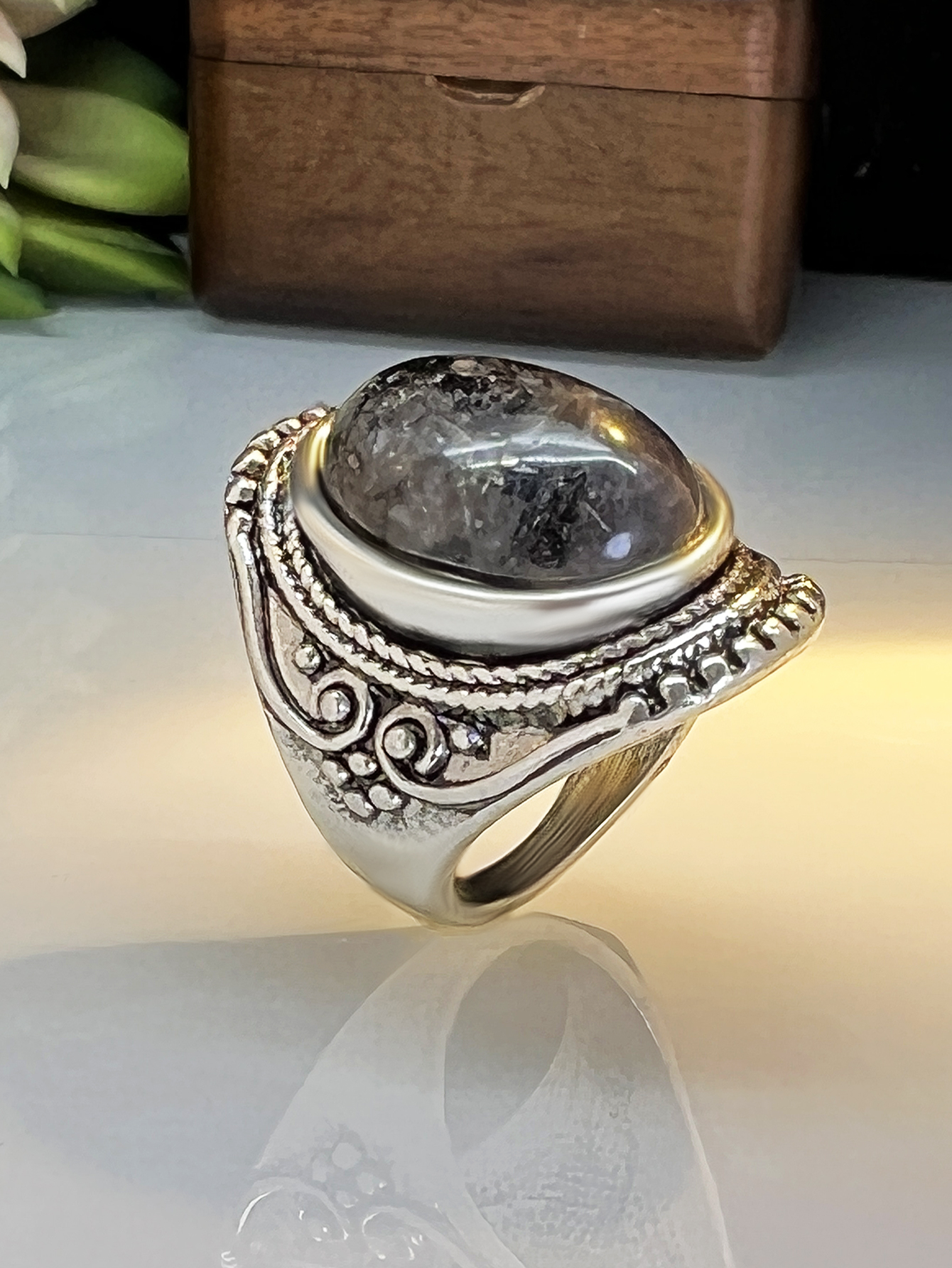 Retro Natural Stone Flash Stone Ring Ethnic Style Carved Exaggerated Ring display picture 2