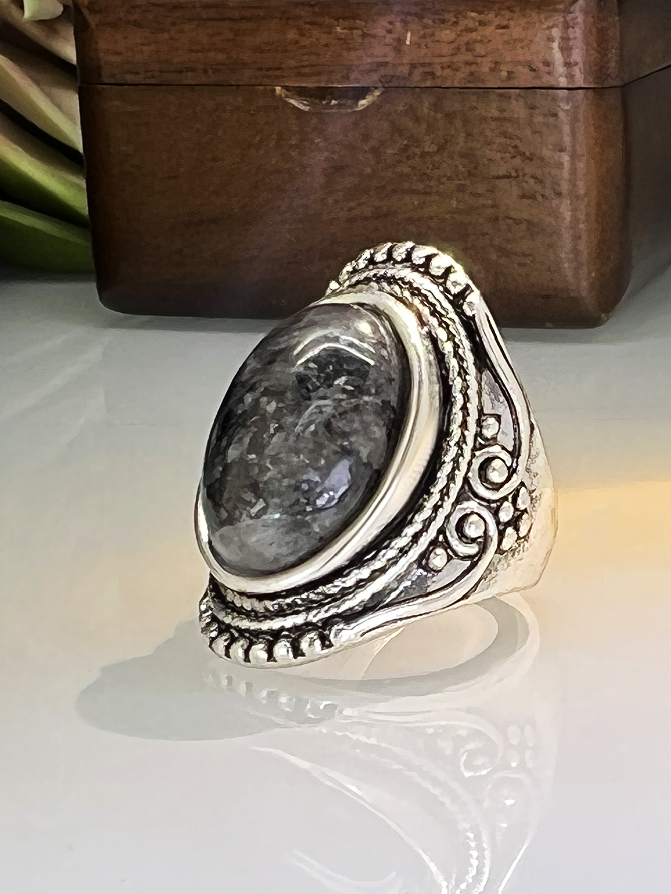 Retro Natural Stone Flash Stone Ring Ethnic Style Carved Exaggerated Ring display picture 4