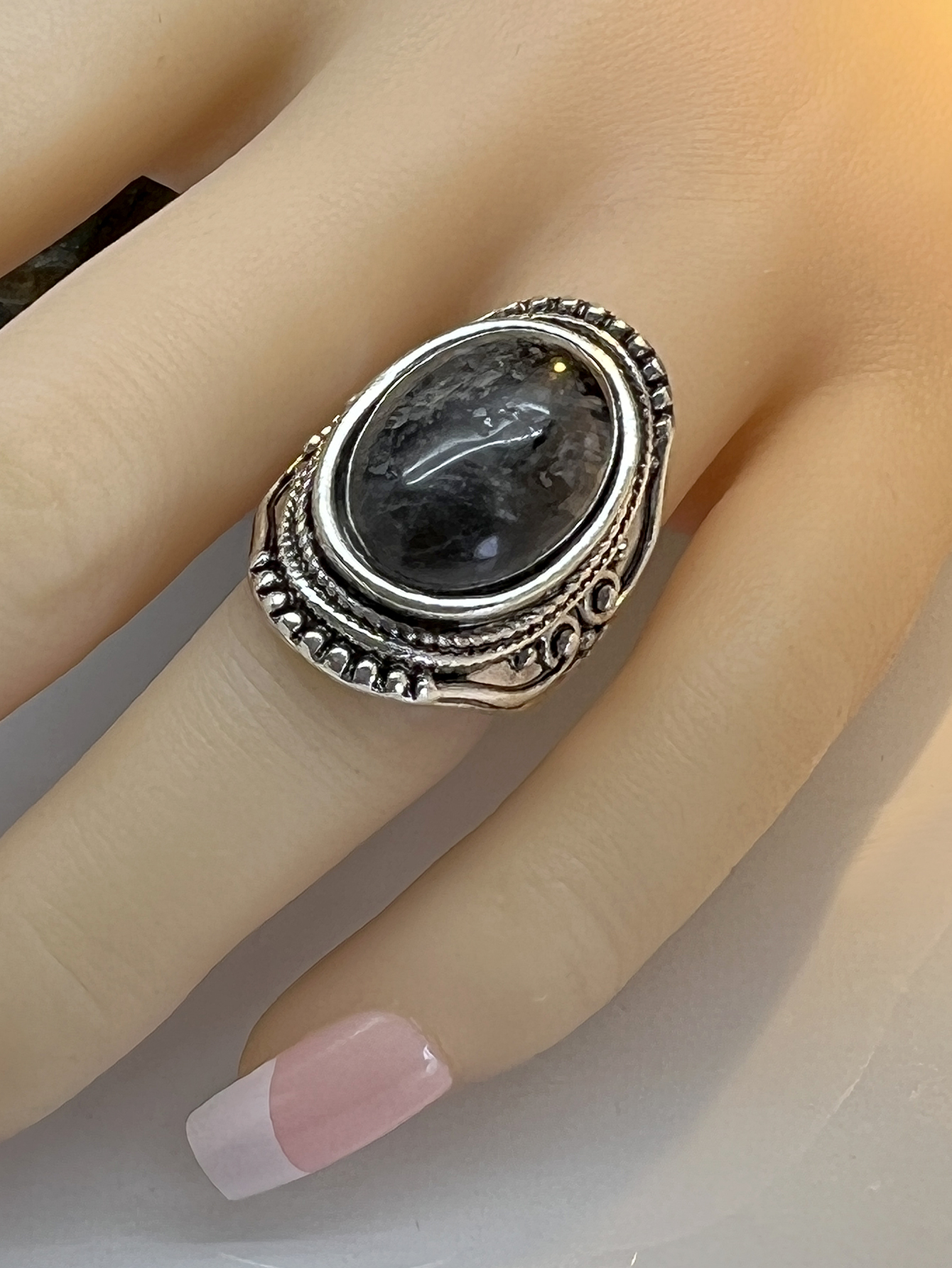 Retro Natural Stone Flash Stone Ring Ethnic Style Carved Exaggerated Ring display picture 5