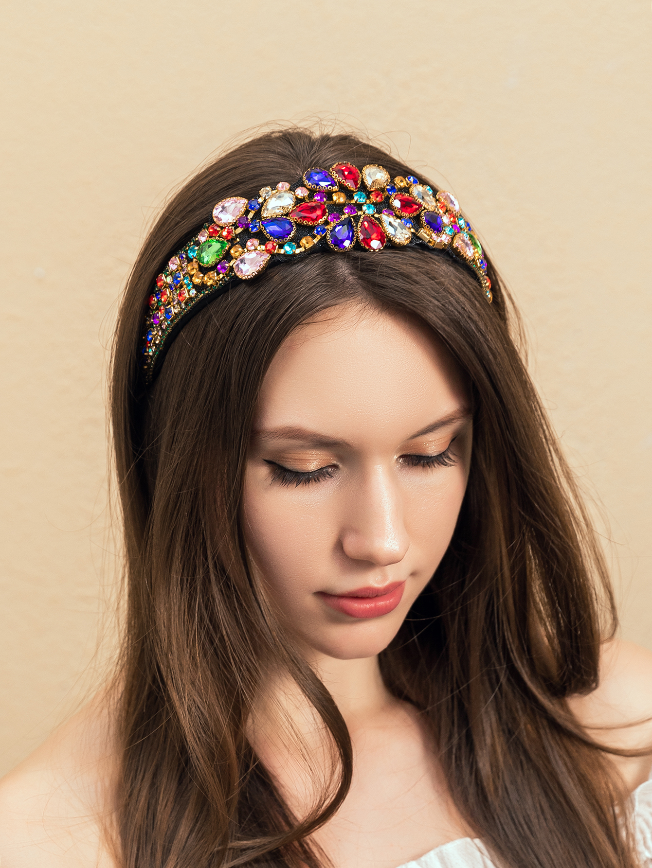 Diadema Retro Con Piedras Preciosas De Colores Y Ala Ancha display picture 2