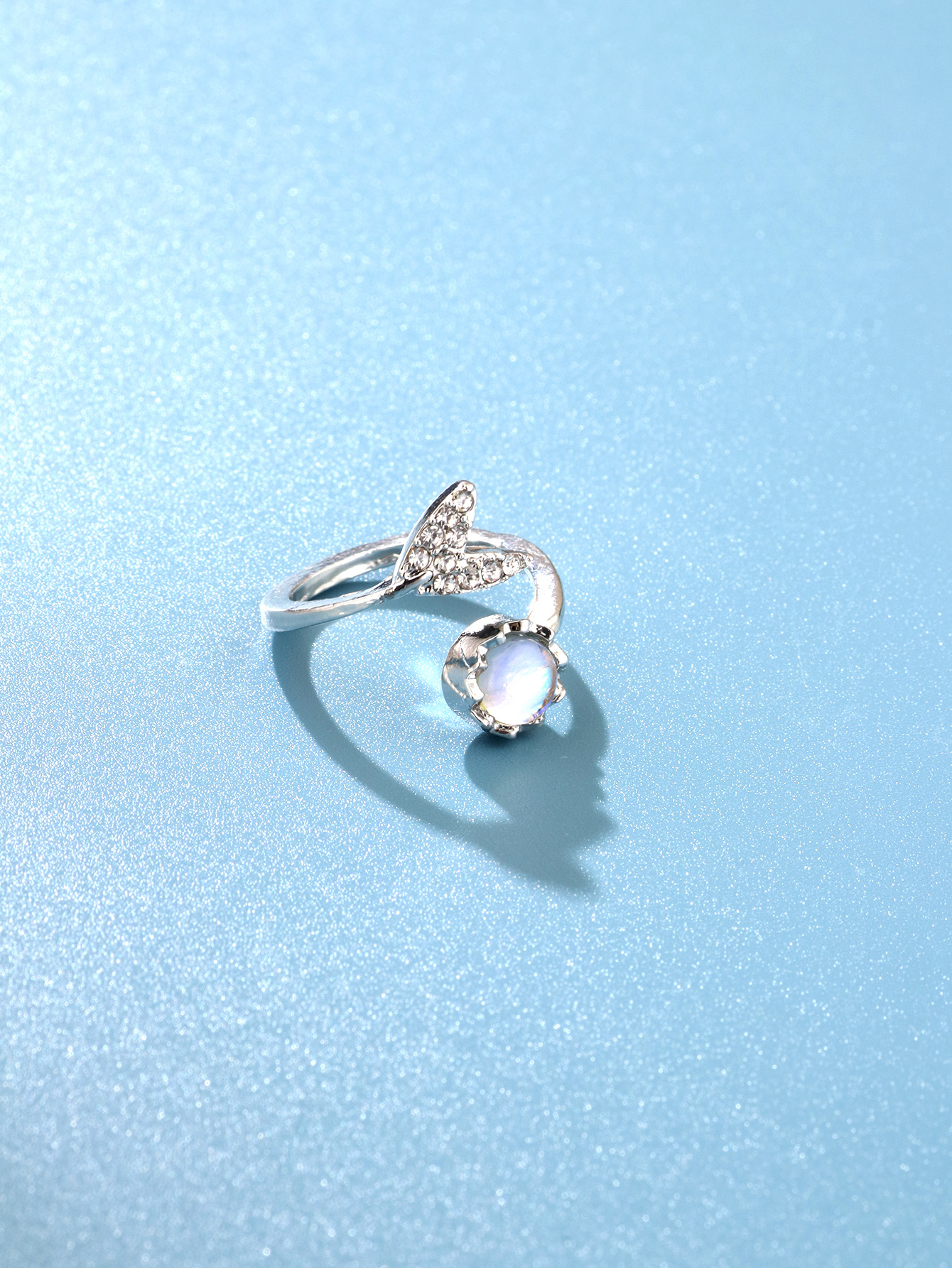 Korean Version Of The Niche Design Fashion Temperament Cute Wild Ins Wind Glass Diamond Fishtail Ring display picture 1