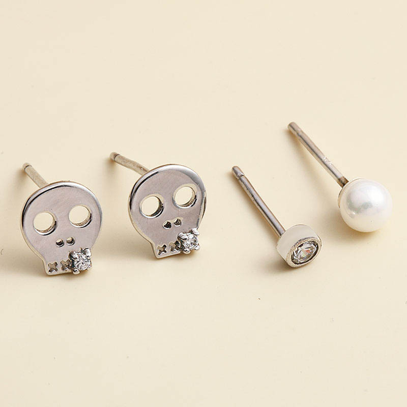 Light Luxury Small Skull 925 Silver Stud Earrings display picture 1