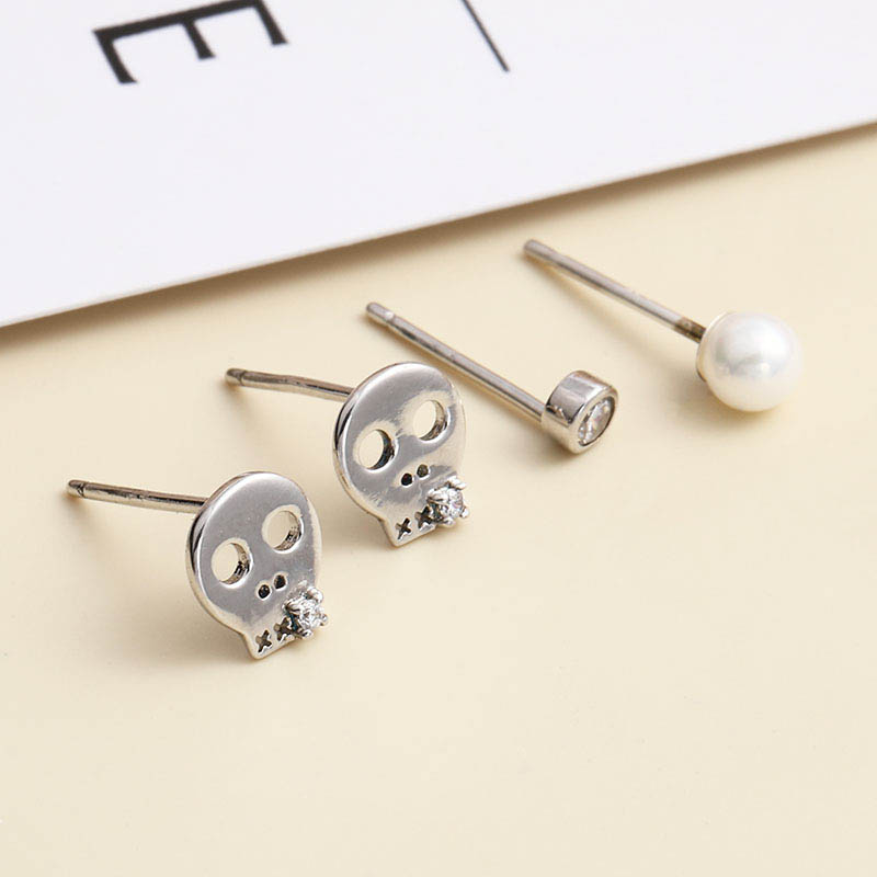 Light Luxury Small Skull 925 Silver Stud Earrings display picture 3
