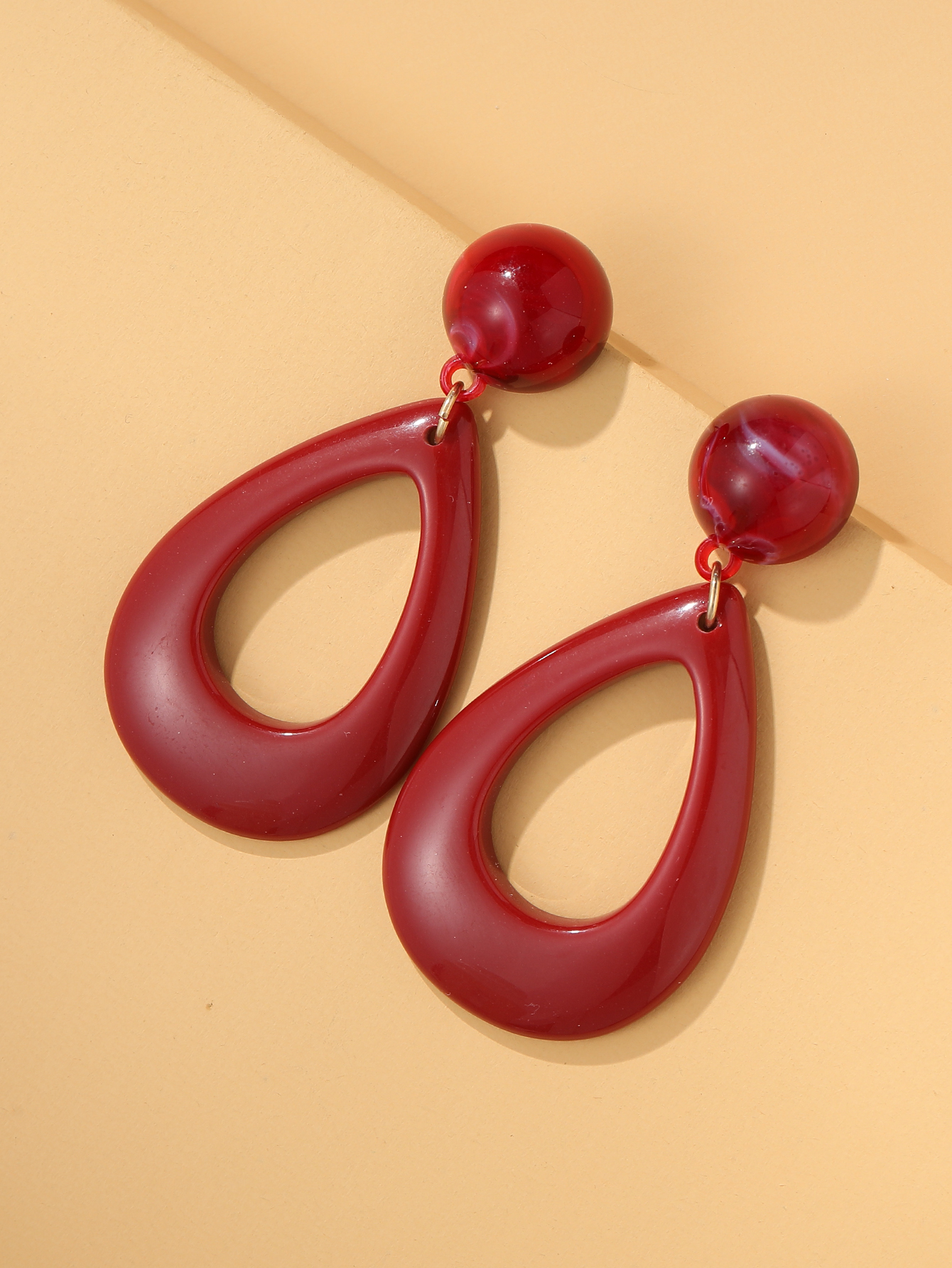 Simple Hollow Water Drop Geometric Red Pendant Earrings display picture 1