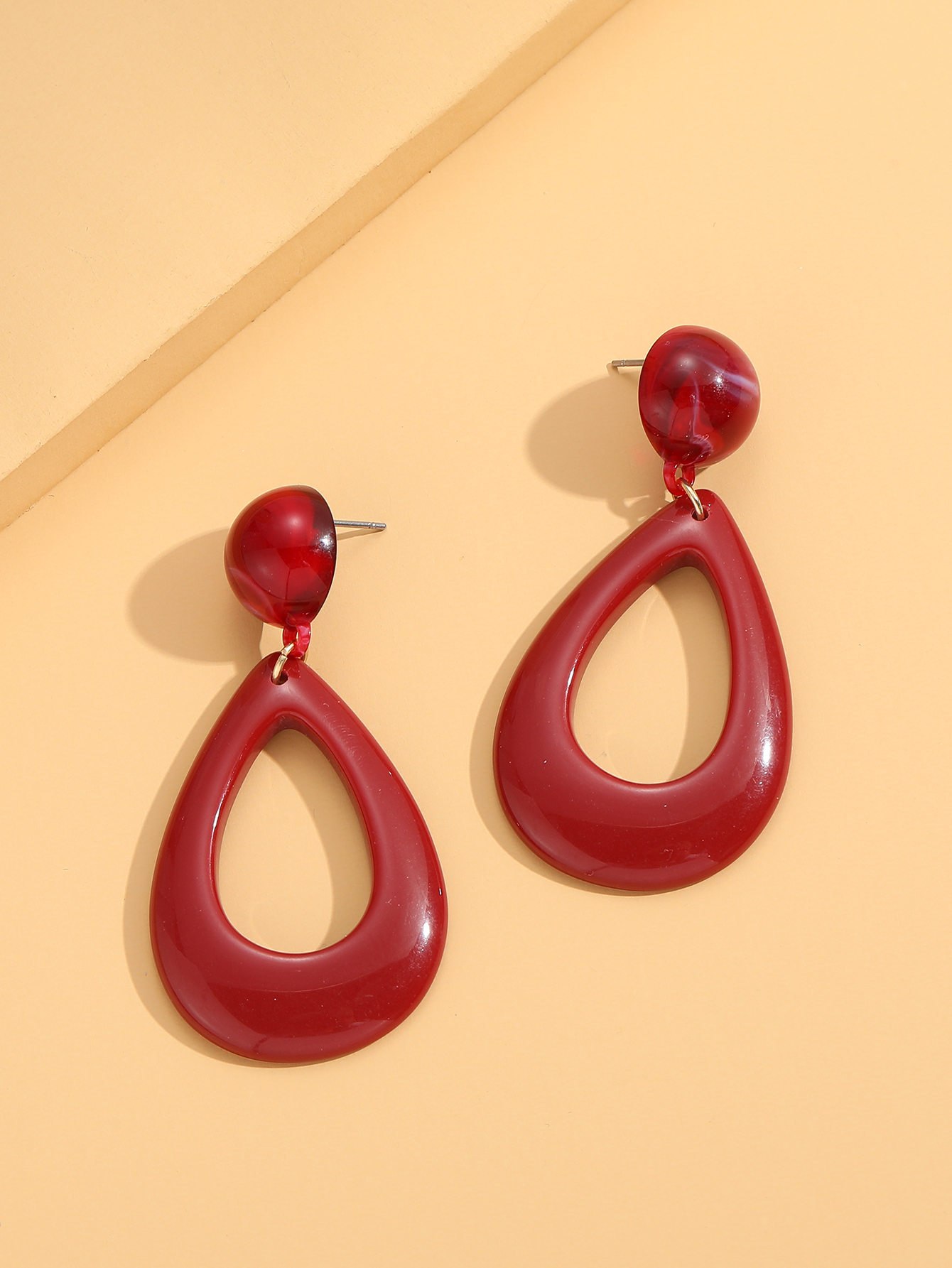 Simple Hollow Water Drop Geometric Red Pendant Earrings display picture 2