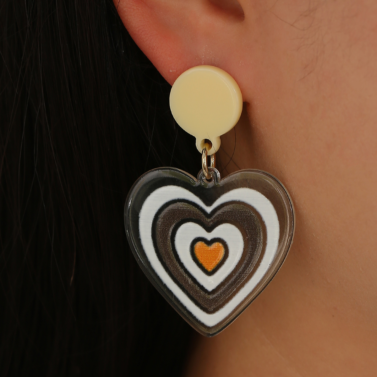 Mode Herzförmige Farblich Passende Ohrringe display picture 1