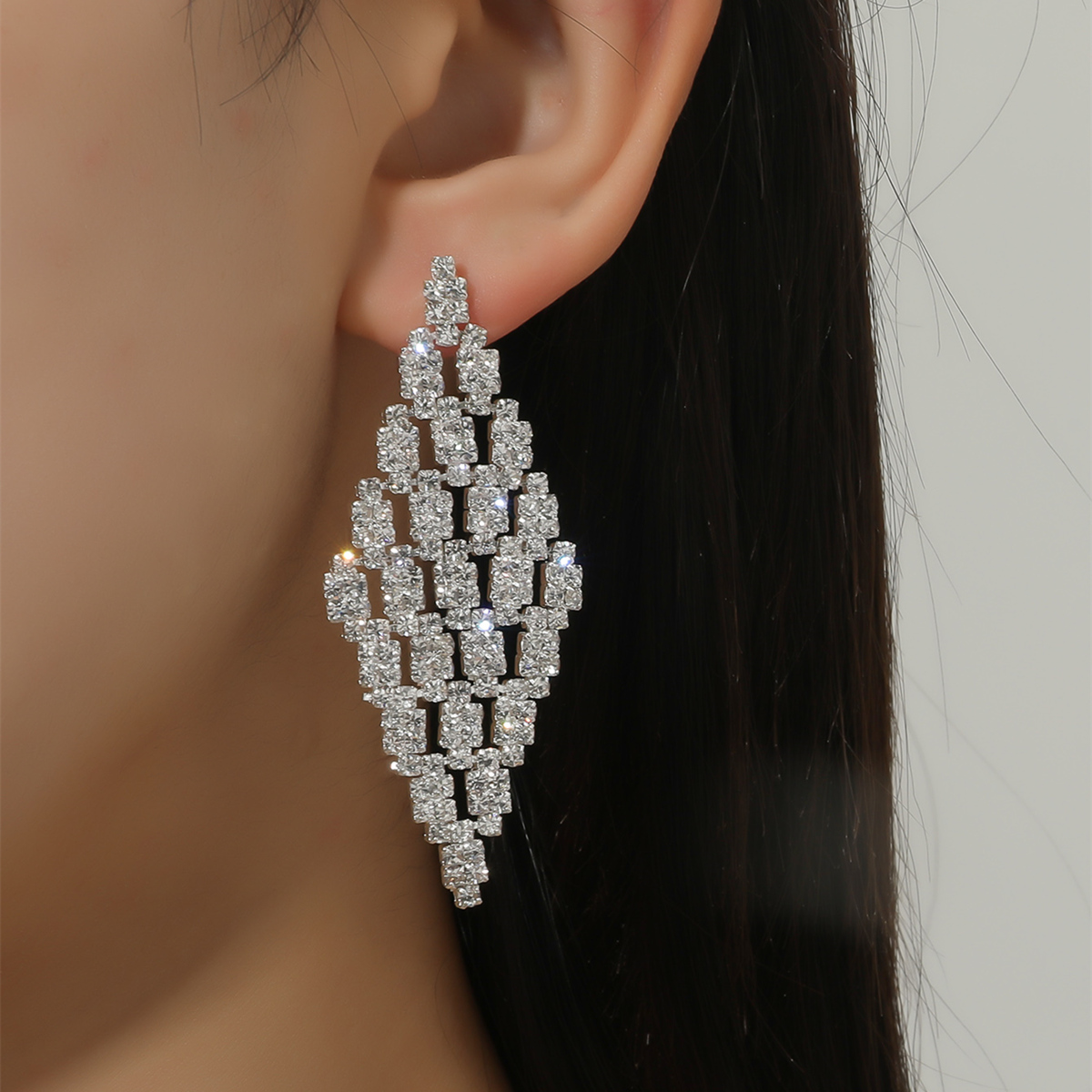 Nouvelles Boucles D&#39;oreilles Longues En Forme De Diamant Exquises Européennes Et Américaines Bijoux De Mariage Super Flash De Luxe display picture 1