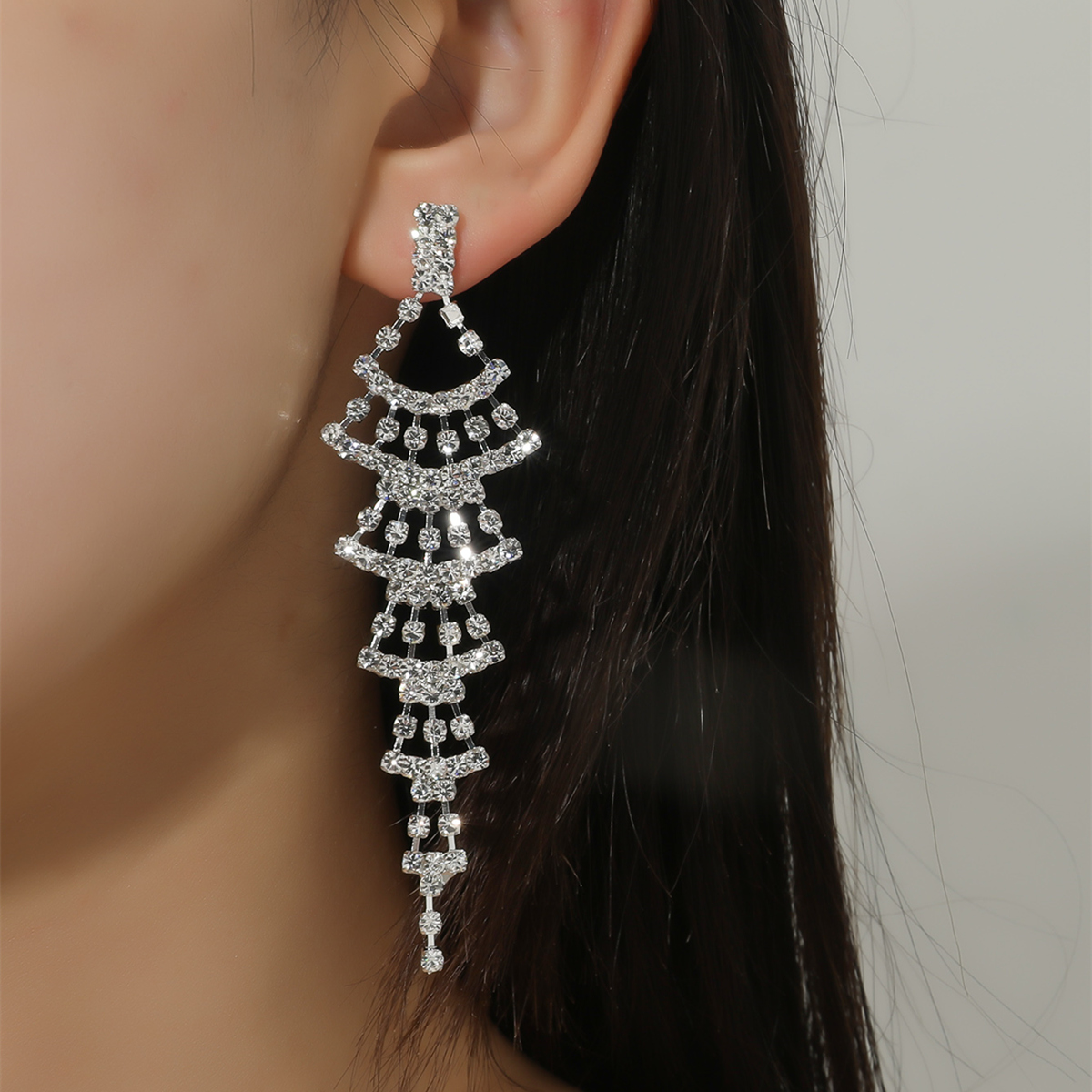 The New Fan-shaped Full Diamond Luxury High-end Earrings Net Red Trendy People With The Same Tassel Earrings display picture 1