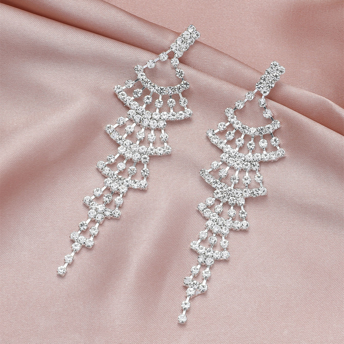 The New Fan-shaped Full Diamond Luxury High-end Earrings Net Red Trendy People With The Same Tassel Earrings display picture 2