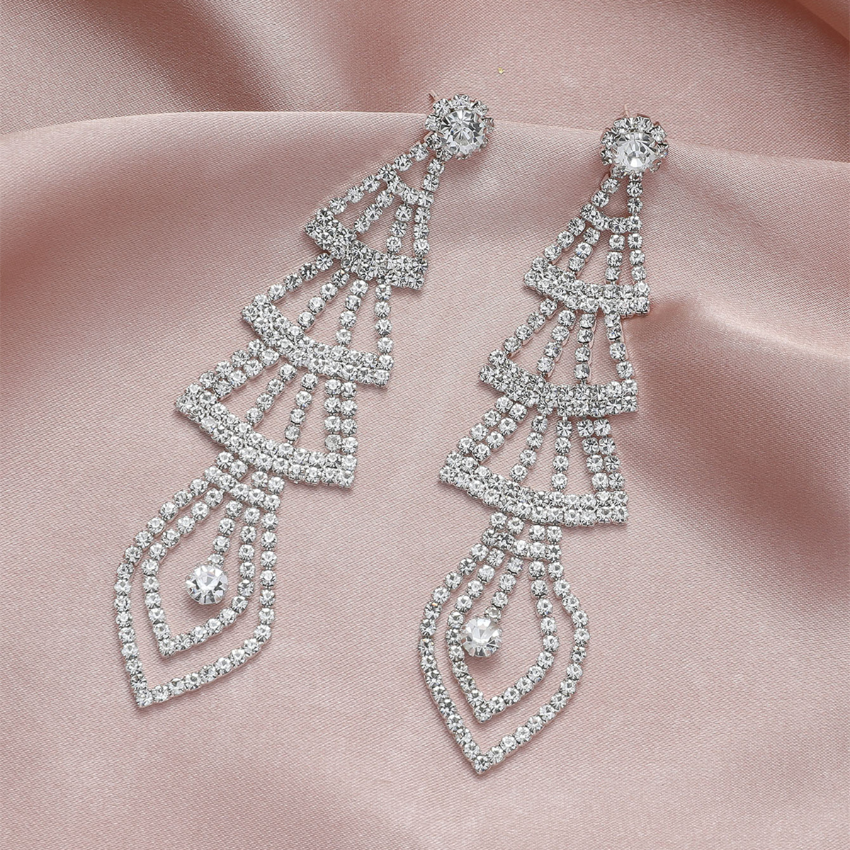 The New Fan-shaped Full Diamond Luxury High-end Earrings Net Red Trendy People With The Same Tassel Earrings display picture 2