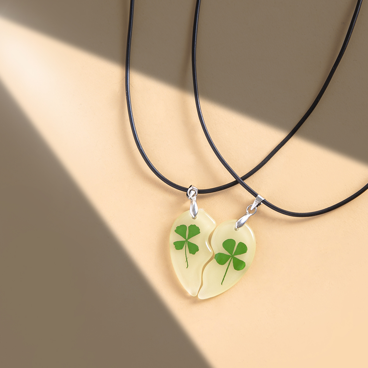 Cool Style Shiny Korean Style Four Leaf Clover Arylic No Inlaid St. Patrick Unisex Necklace display picture 1