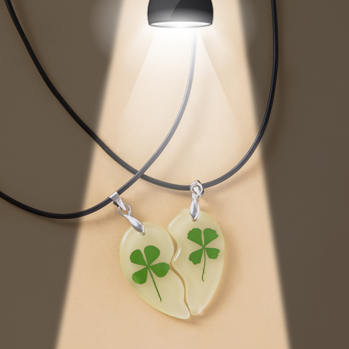 Cool Style Shiny Korean Style Four Leaf Clover Arylic No Inlaid St. Patrick Unisex Necklace display picture 2