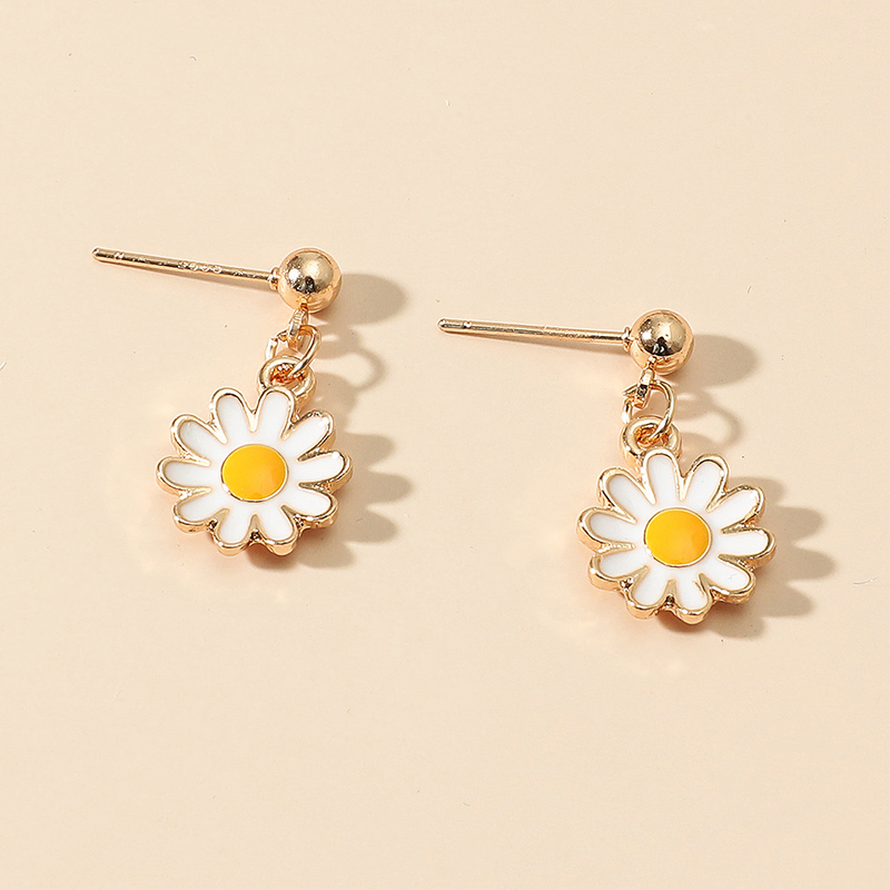 Fresh Little Flower Daisy Stud Earrings display picture 3