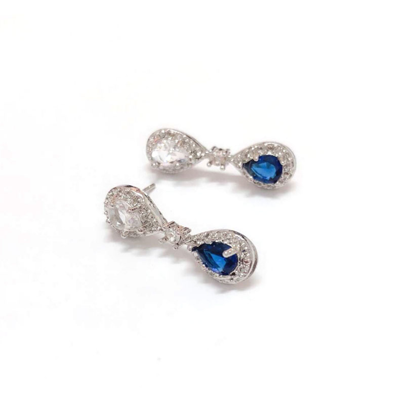 Ventes Directes D'usine Exagérée Et Personnalisé Croix-frontière Chaude Européen Et Américain Boucles D'oreilles En Cristal Zircon Micro-incrusté Vintage Alliage Oreille Goujons Boucles D'oreilles display picture 4