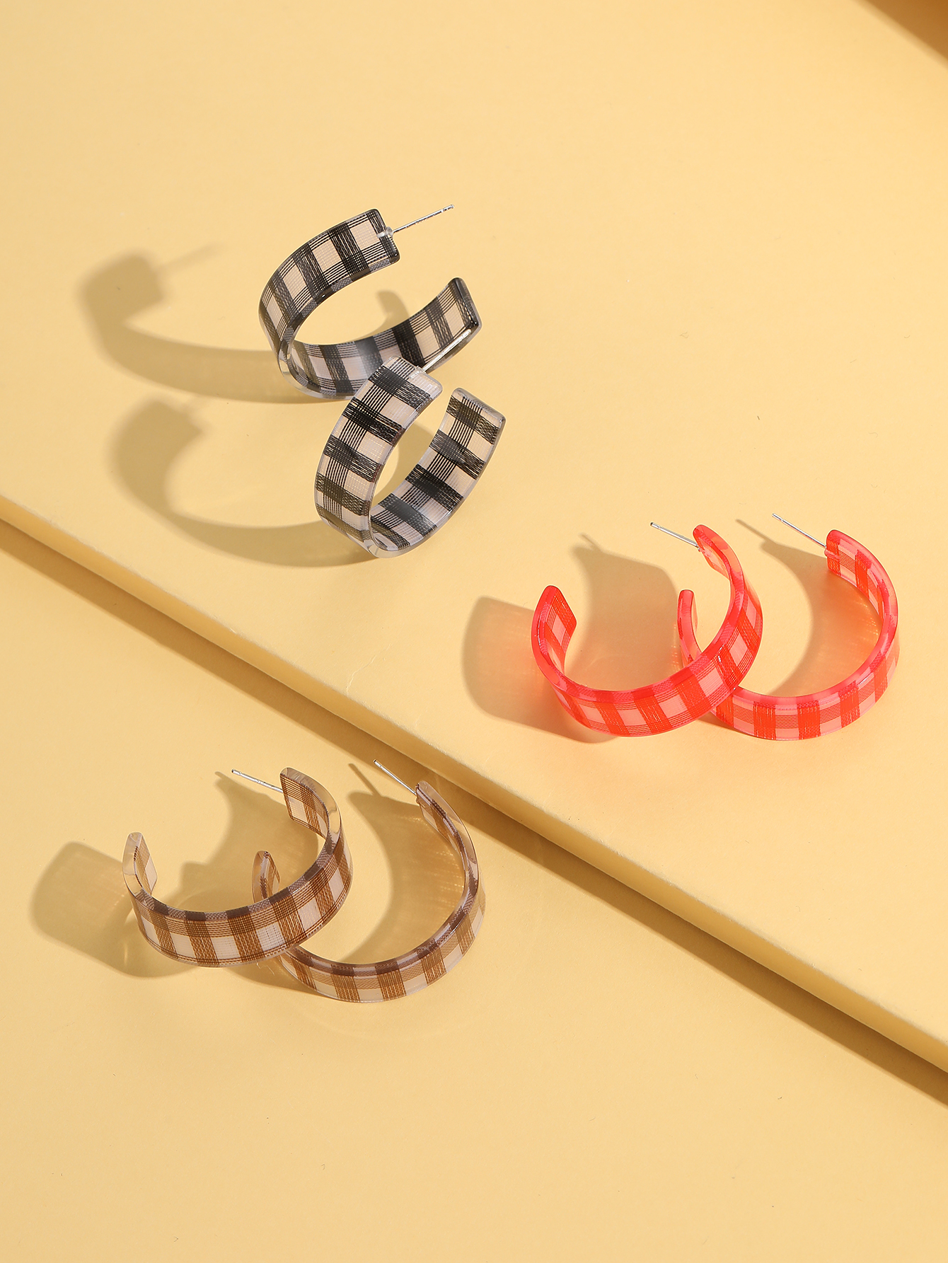 Nouveau Damier C-ring Boucles D&#39;oreilles En Treillis Géométrique Bijoux D&#39;oreille En Acrylique display picture 1