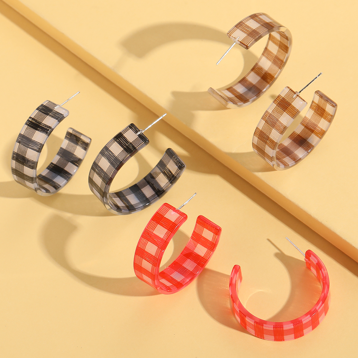 Nouveau Damier C-ring Boucles D&#39;oreilles En Treillis Géométrique Bijoux D&#39;oreille En Acrylique display picture 4