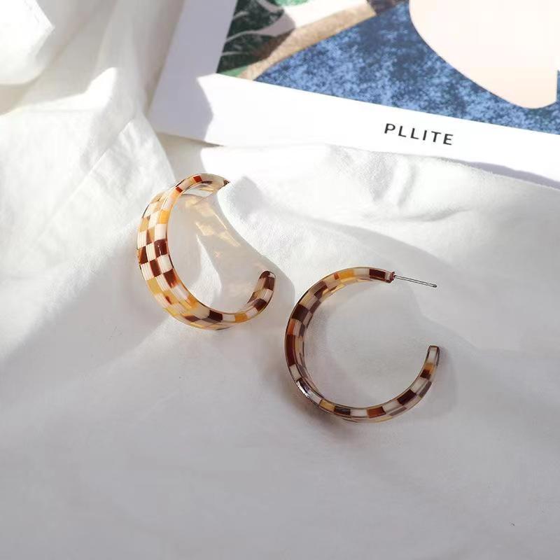 As Picture Exaggerated Classic Style Korean Style C Shape Grid Synthetic Resin No Inlaid Earrings display picture 1