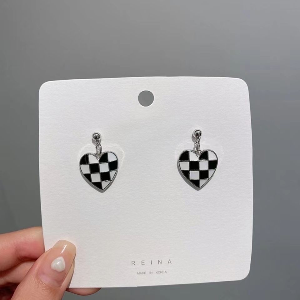 Simple Heart-shaped Checkered Pendant Earrings display picture 3