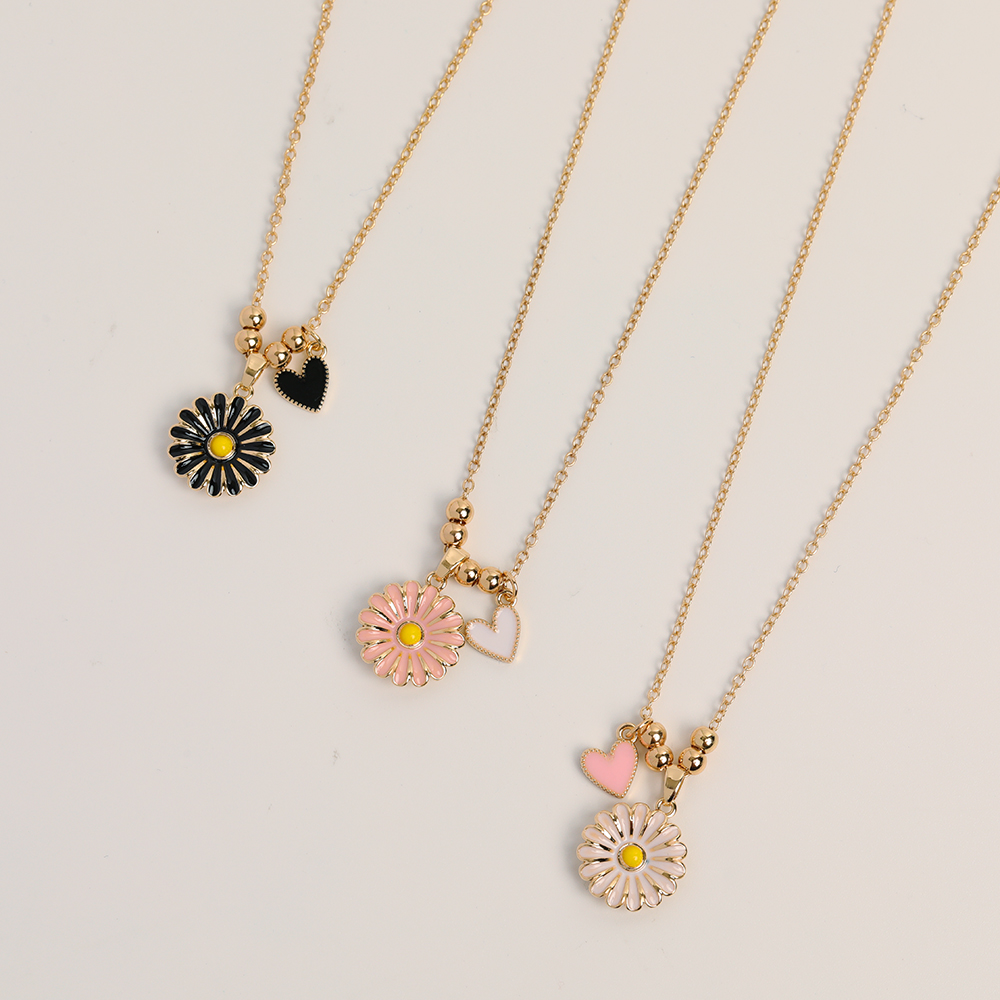 Personalized And Small Fresh Summer Little Daisy Love Pendant Necklace Oil Drop Necklace Copper-plated Gold All-match Sweater Chain display picture 2