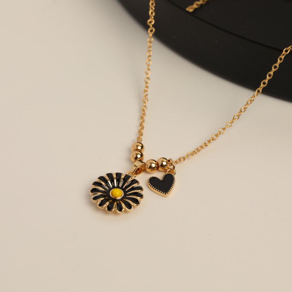 Personalized And Small Fresh Summer Little Daisy Love Pendant Necklace Oil Drop Necklace Copper-plated Gold All-match Sweater Chain display picture 3