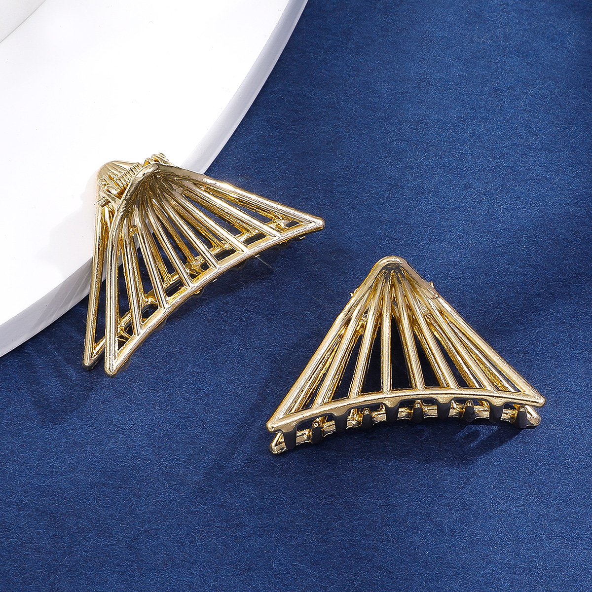 2 Piece Set Korean Instagram Mesh Red Hair Grip Fashion Retro Hollow Geometry Triangle Alloy Barrettes Shark Clip Back Head Headdress display picture 1