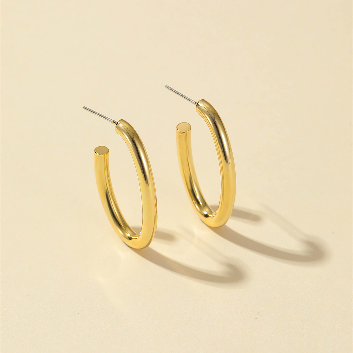 Leichter Luxus Ins Pendler 925 Silberne Nadel Ohrringe 2022 Kupfer Beschichtetes Gold Neue Einfache Ohrringe display picture 2