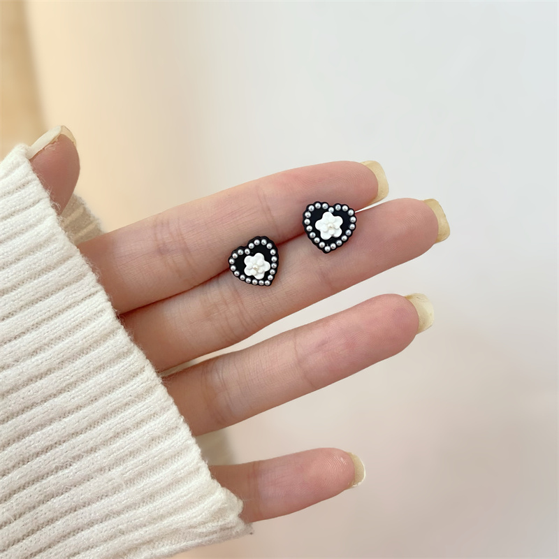 Fashion Heart-shaped Pearl Camellia Flower Set Alloy Stud Earrings display picture 5
