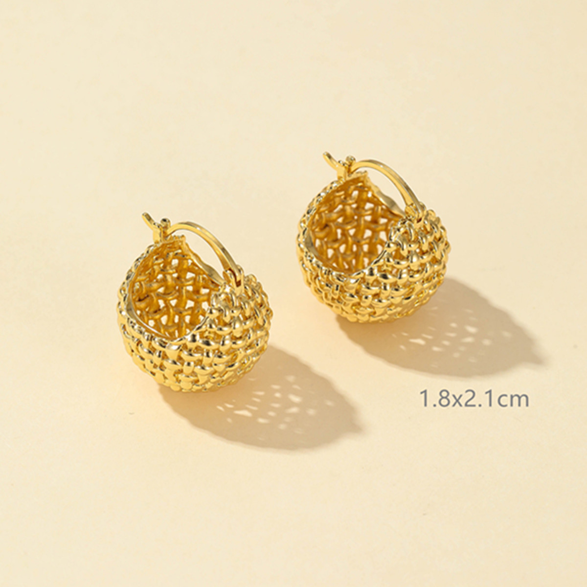 Fashion Retro Hollow Spherical Ear Clip Copper Earrings display picture 4