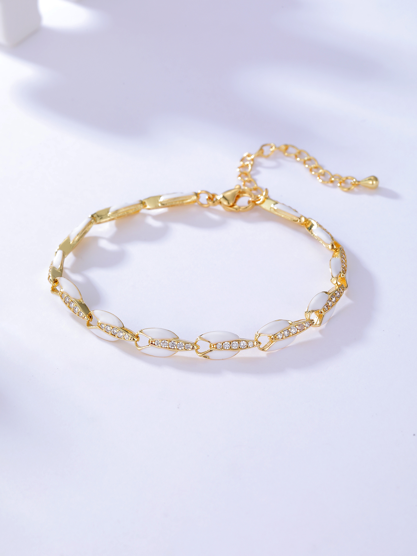 Simple Fashion Elegant Inlaid Zircon Exquisite Copper Plating 0.03 Μm Gold Bracelet display picture 3