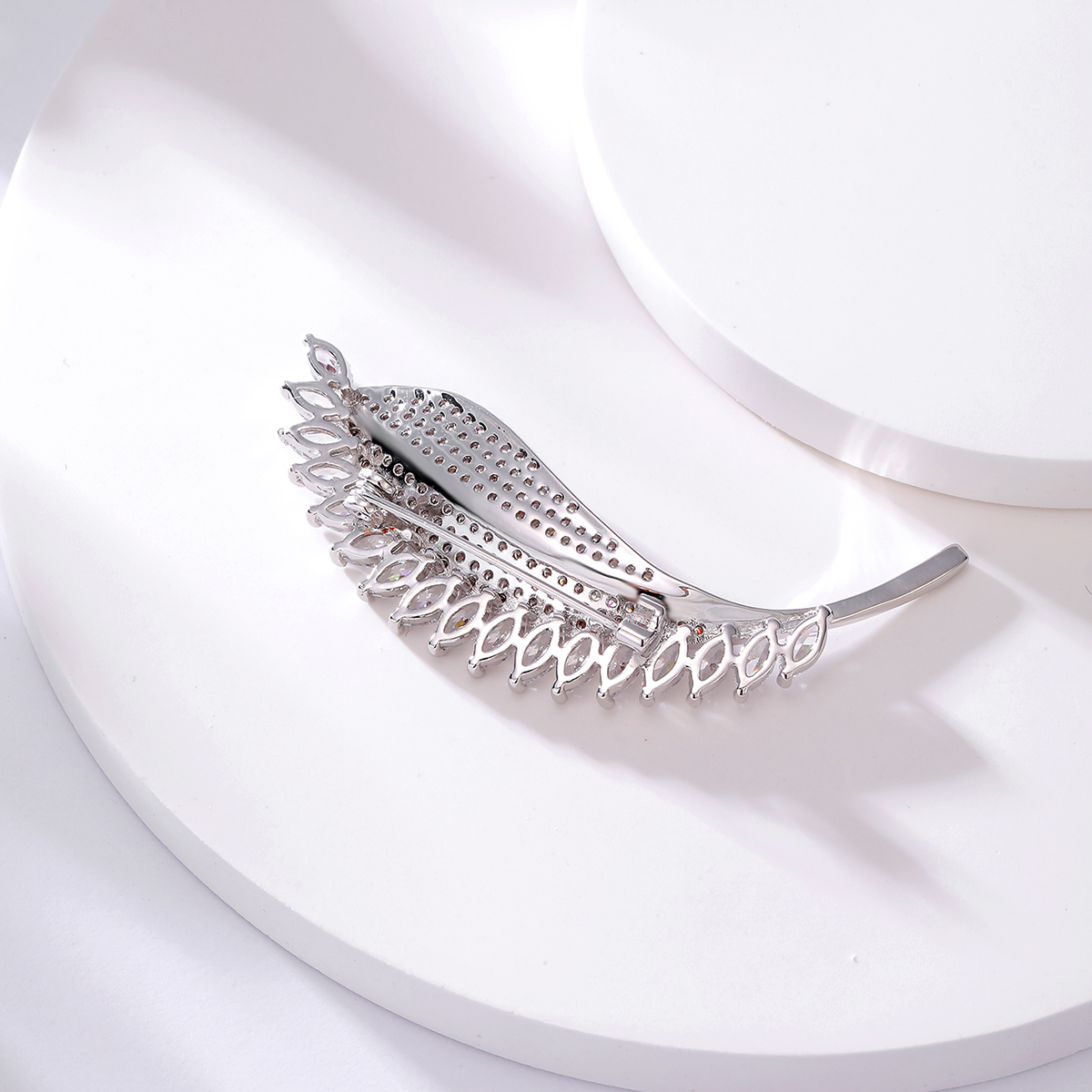 Fashion Copper Electroplated 18k White Gold Color Zircon Leaf Shaped Brooch display picture 2