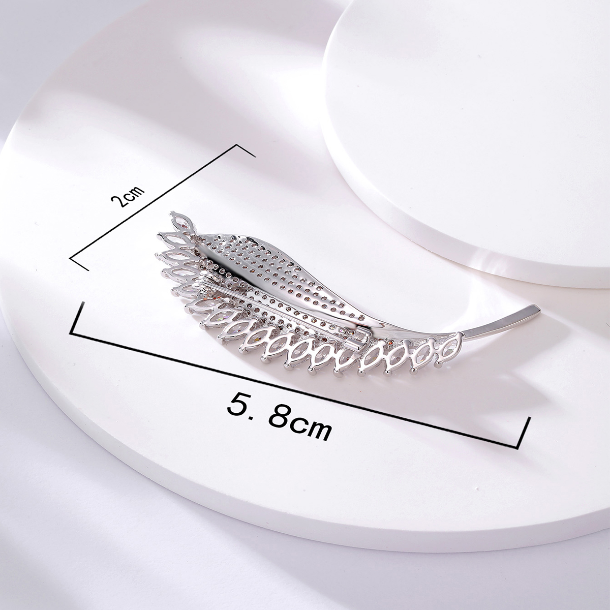 Fashion Copper Electroplated 18k White Gold Color Zircon Leaf Shaped Brooch display picture 3