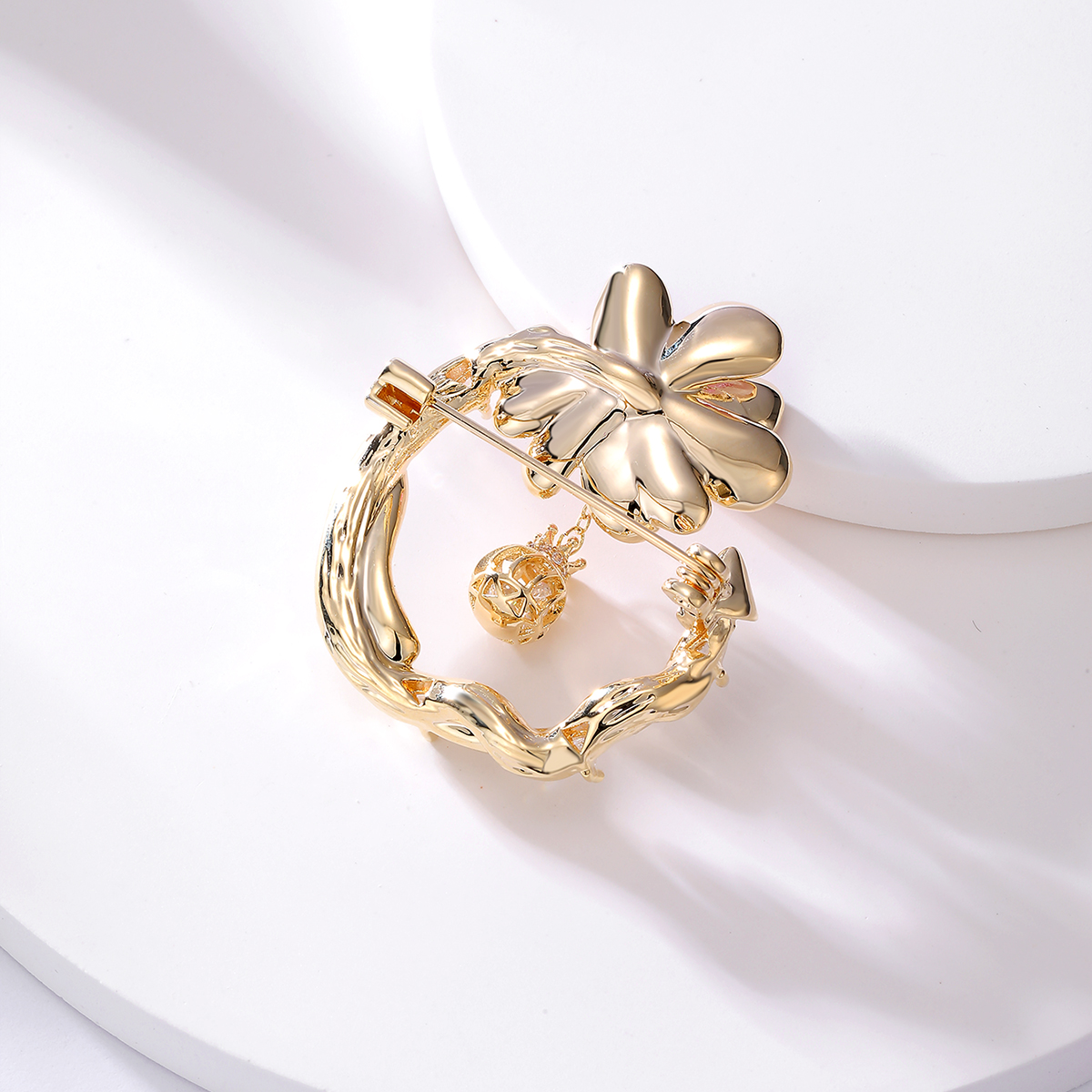 Fashion Simple Compact Copper Plating 18k Gold Zircon Flower Brooch Accessories display picture 2