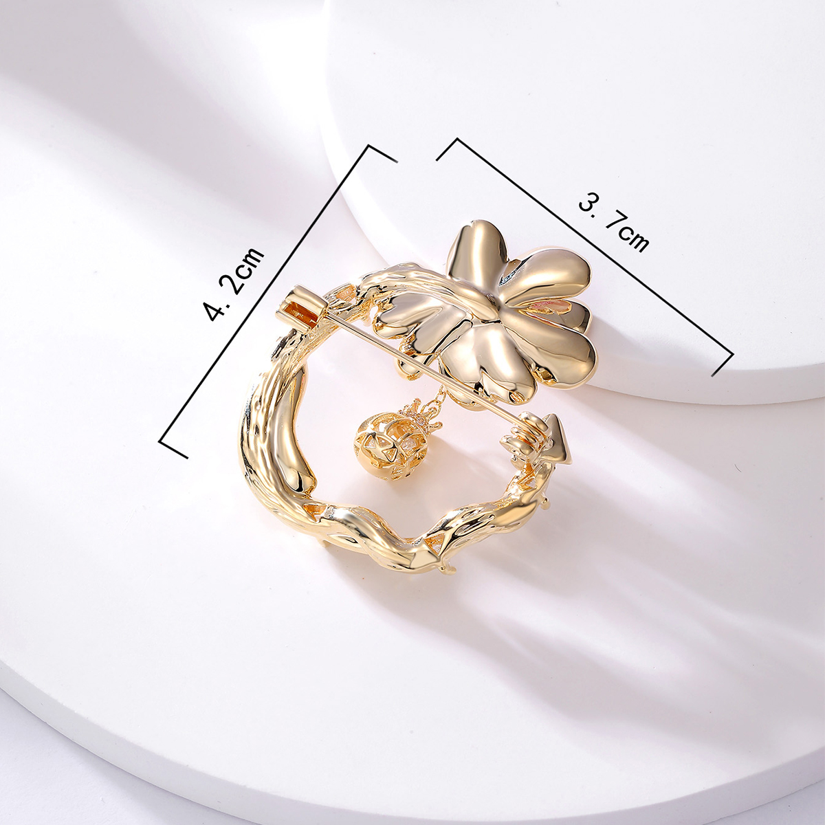 Fashion Simple Compact Copper Plating 18k Gold Zircon Flower Brooch Accessories display picture 3