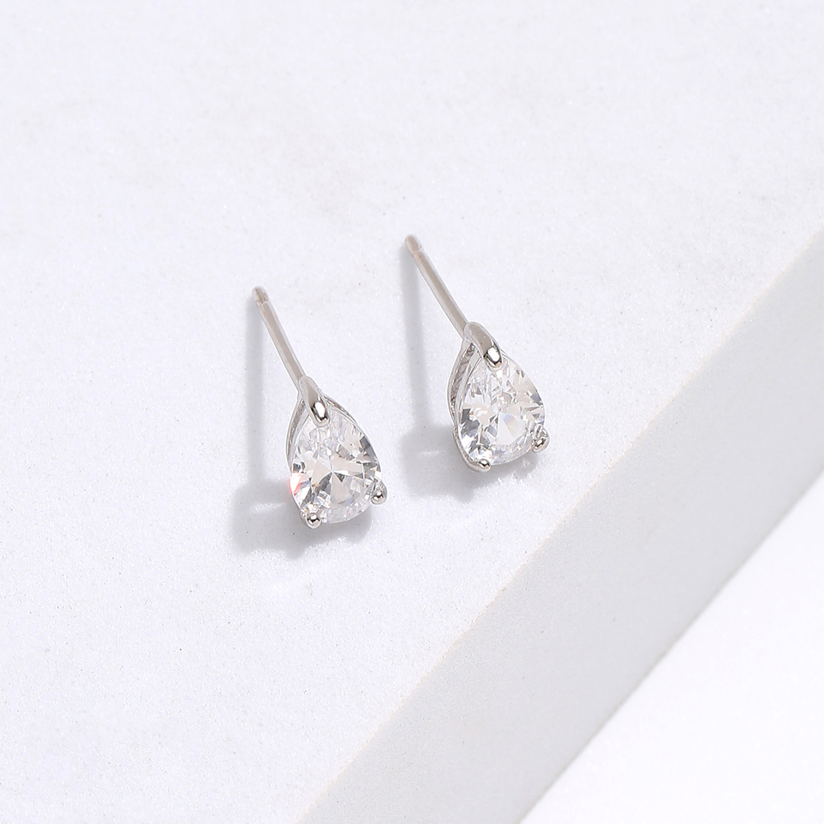New Fashion Small Simple Copper Electroplated 18k Zircon Ear Studs display picture 2