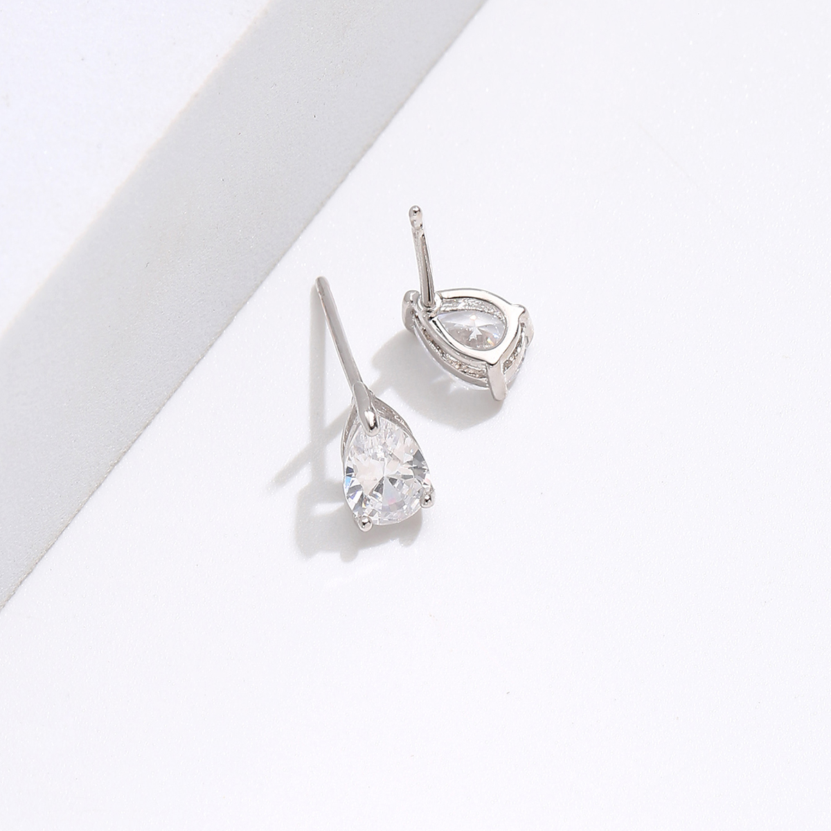 New Fashion Small Simple Copper Electroplated 18k Zircon Ear Studs display picture 3