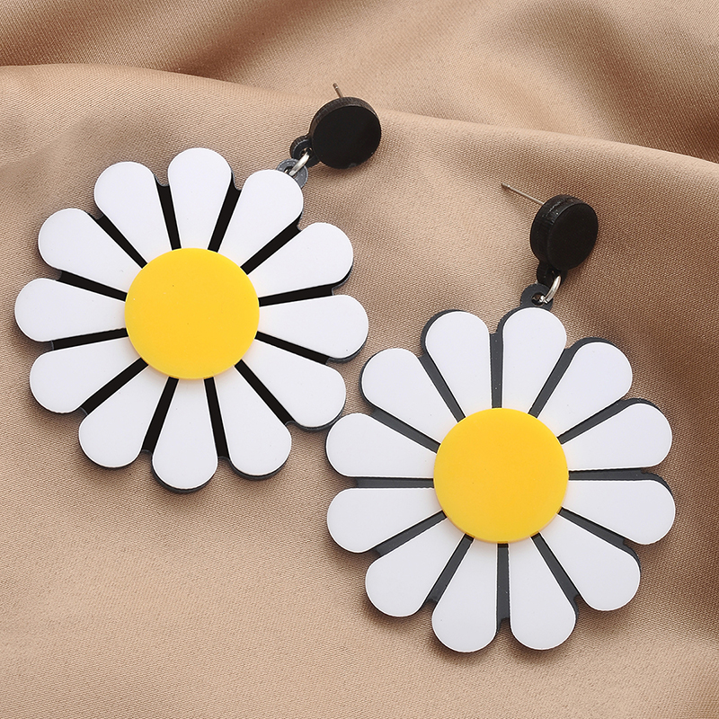 Cute Creative White Sunflower Shape Pendant Earrings display picture 1
