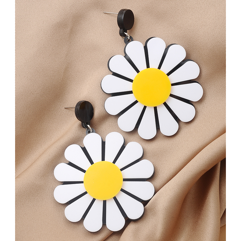 Cute Creative White Sunflower Shape Pendant Earrings display picture 3