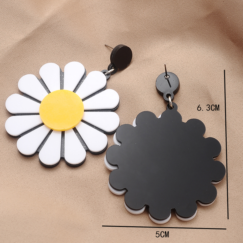 Cute Creative White Sunflower Shape Pendant Earrings display picture 4
