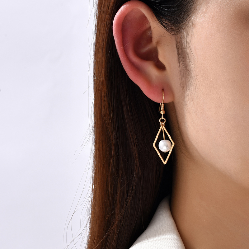European And American Temperament Handmade Geometric Pearl Earrings Simple Rhombic Ear Studs Japanese And Korean Fashion Ear Jewelry display picture 2
