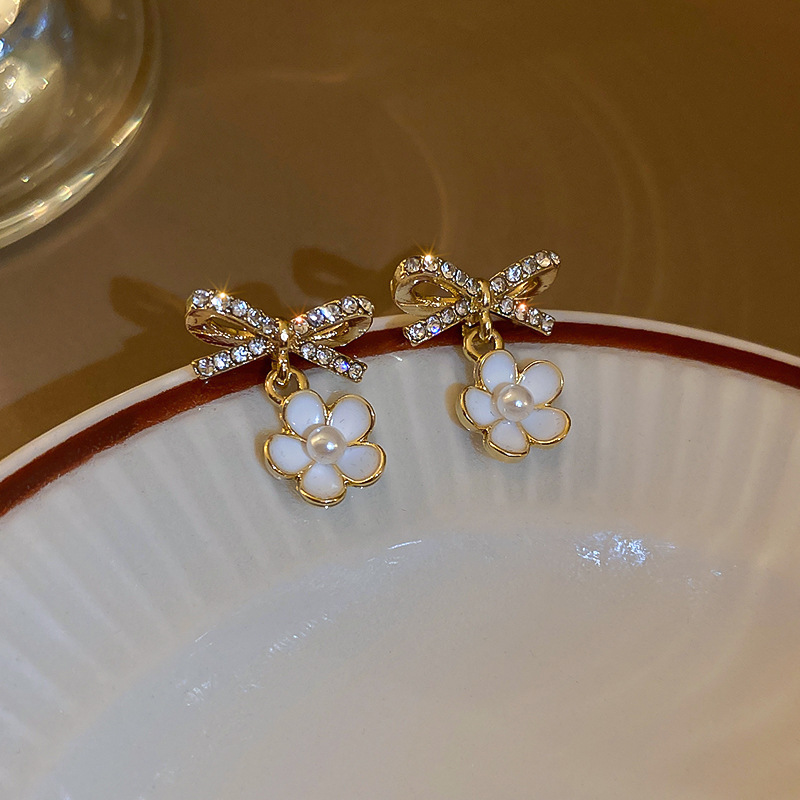 Mode Rétro Boucles Strass Incrusté Perle Arc Fleur Boucles D'oreilles display picture 5