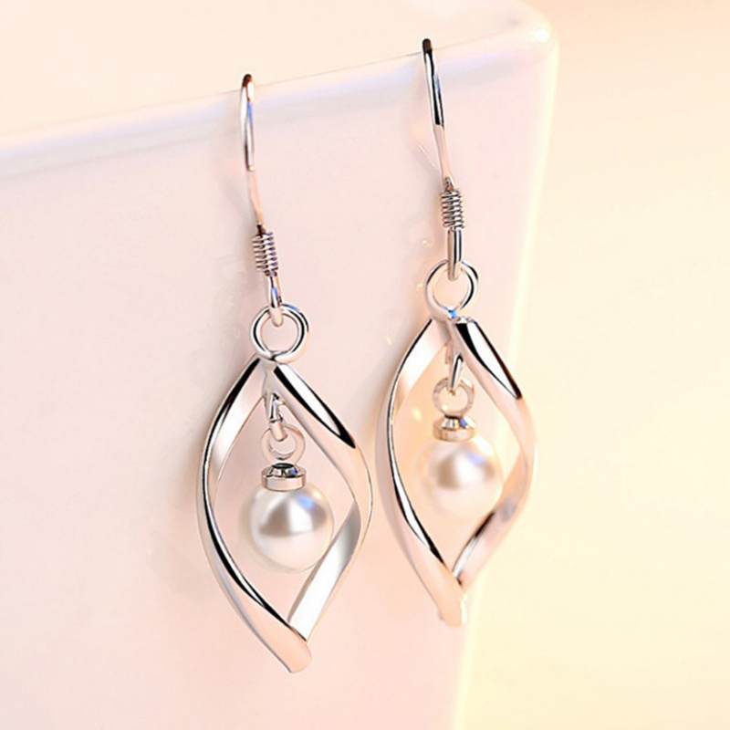 New Simple Style Wavy Pearl Pendant Alloy Earrings display picture 1
